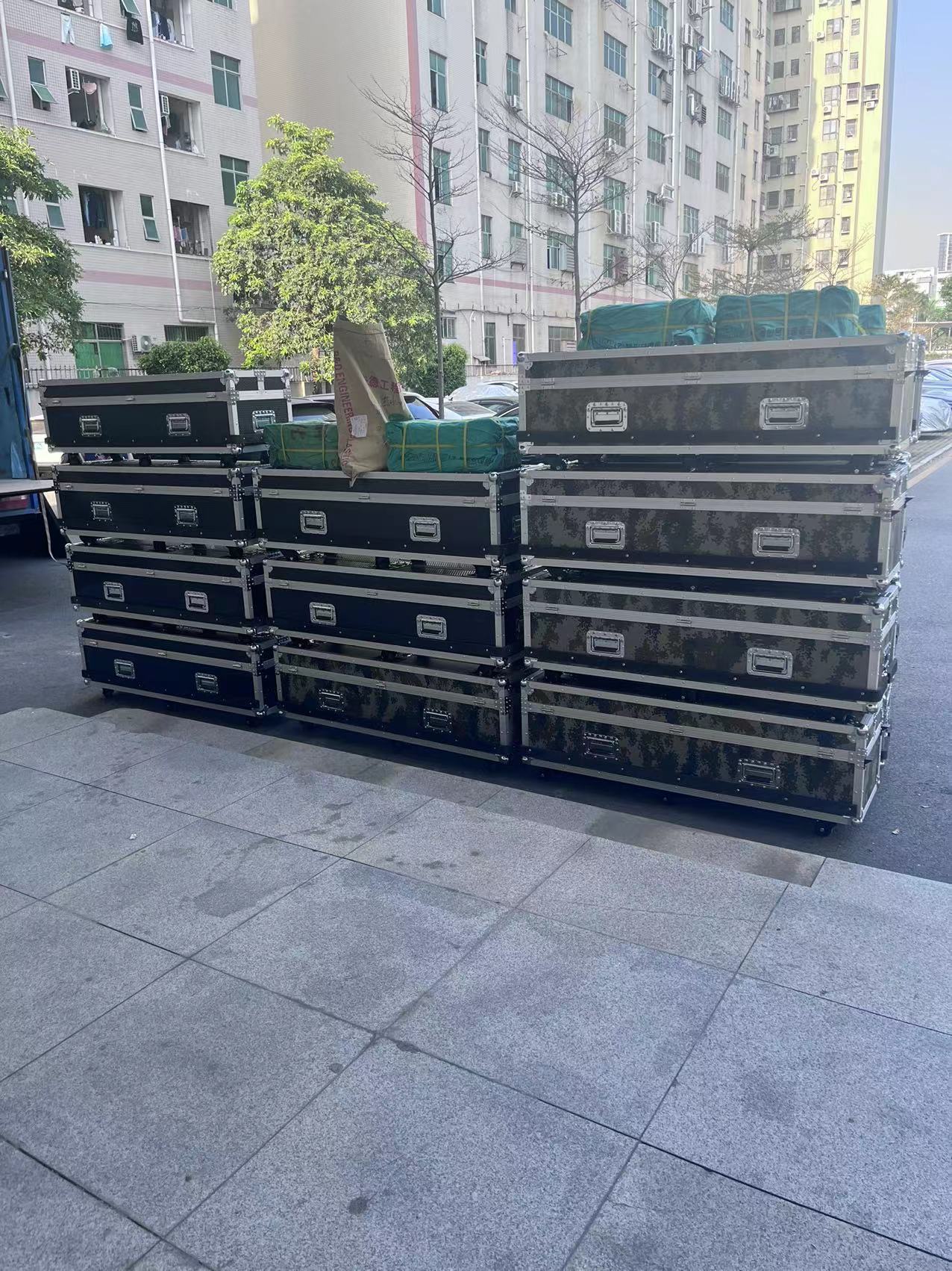 EP-M Series Foldable LED Poster | 1×2.25m All-in-One Rolling Case | P3.9mm Indoor | Remote Liftable LED Display Kit