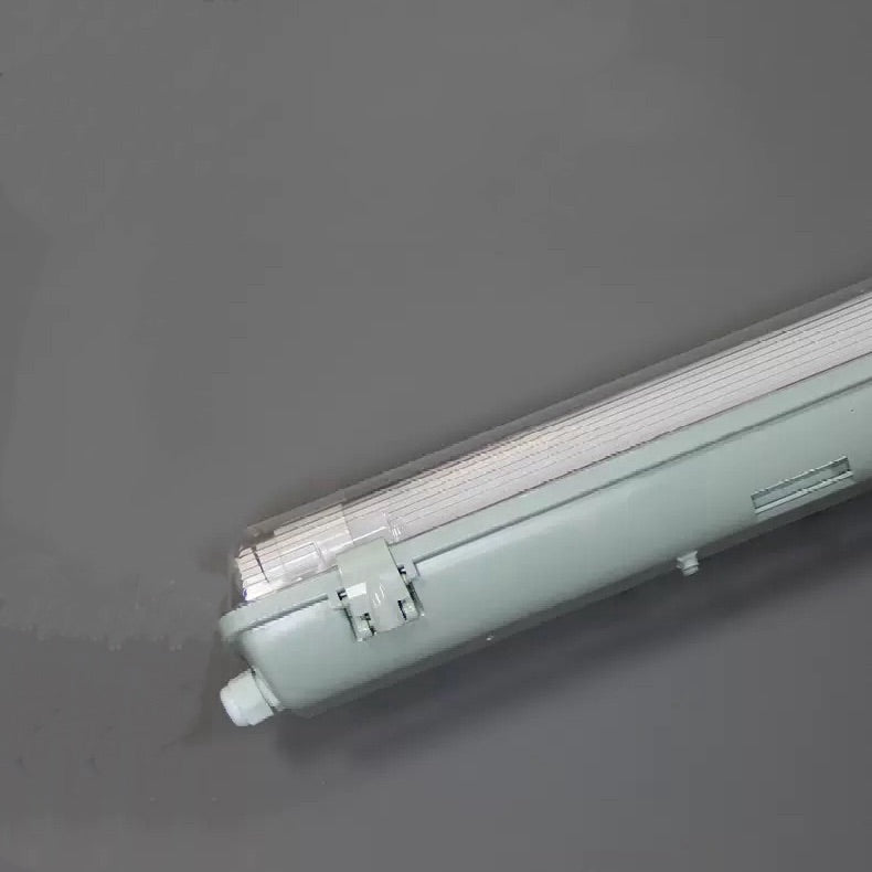 LED-Dreifachleuchte der TP-Serie – 2 Fuß | 1 Röhre enthalten | Wasserdichte, staubdichte LED-Leuchte | Gestreifte, klare Abdeckung | 3000 K/4000 K/5000 K | 4er-Pack | AC 90–240 V | Nicht dimmbar