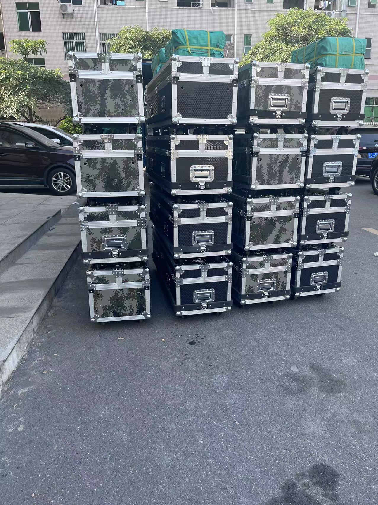 EP-M Series Foldable LED Poster | 1×2.25m All-in-One Rolling Case | P3.9mm Indoor | Remote Liftable LED Display Kit