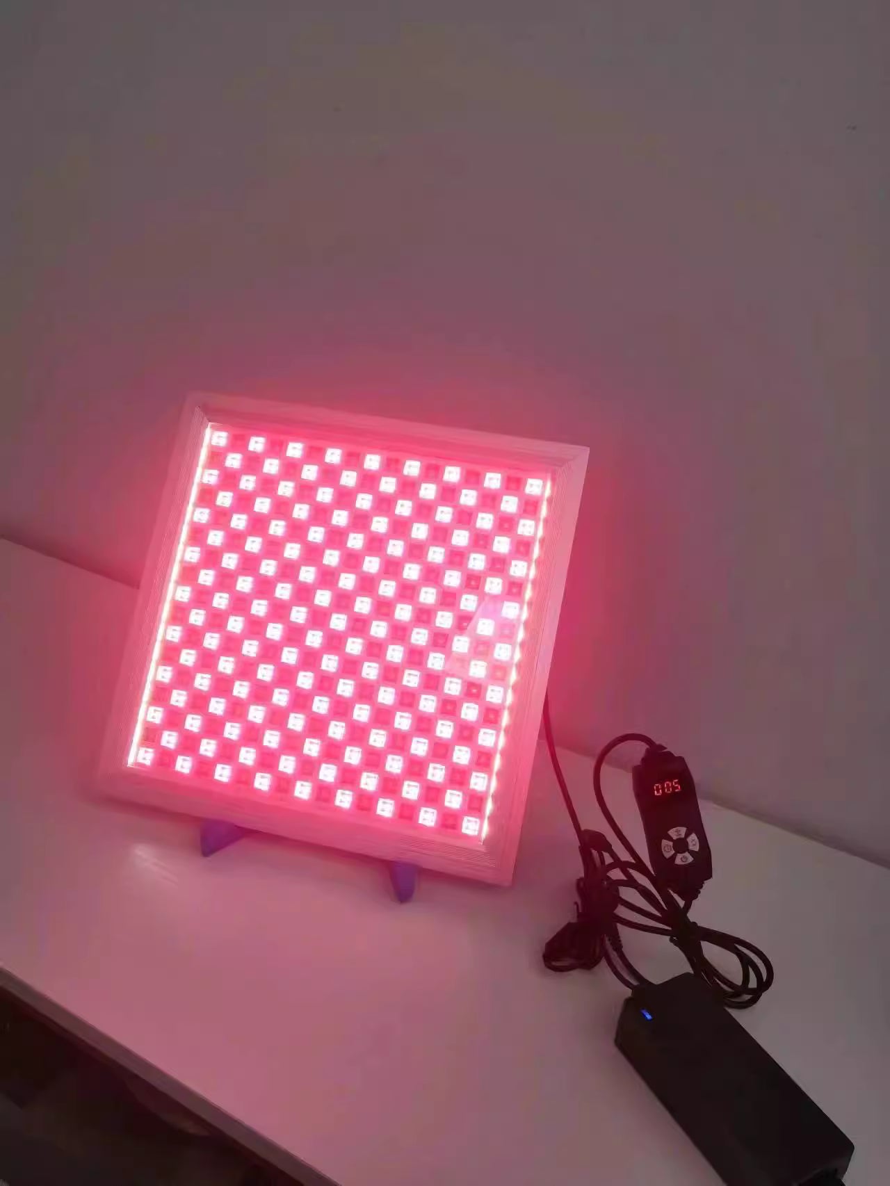 LED-Rotlichttherapie-Panel 50 W mit hängender Hardware und Dreieckhalterung. Tiefes 660-nm- und Nahinfrarot-850-nm-LED-Lichtkombination für Hautschönheit, Schmerzlinderung von Muskeln und Gelenken