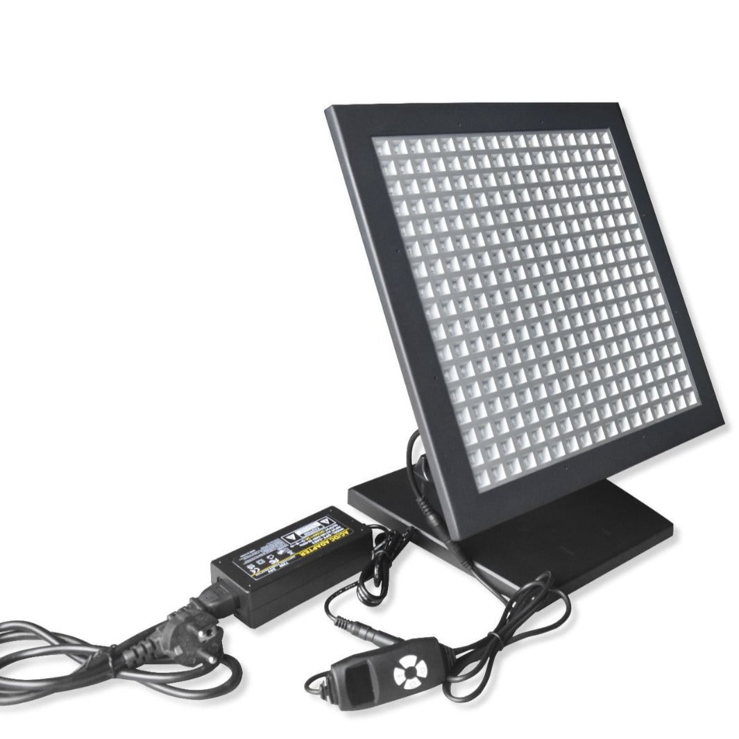Panneau de luminothérapie LED rouge 50 W avec matériel de suspension et support triangulaire. Combinaison de lumière LED profonde 660 nm et proche infrarouge 850 nm pour la beauté de la peau et le soulagement des douleurs musculaires et articulaires.