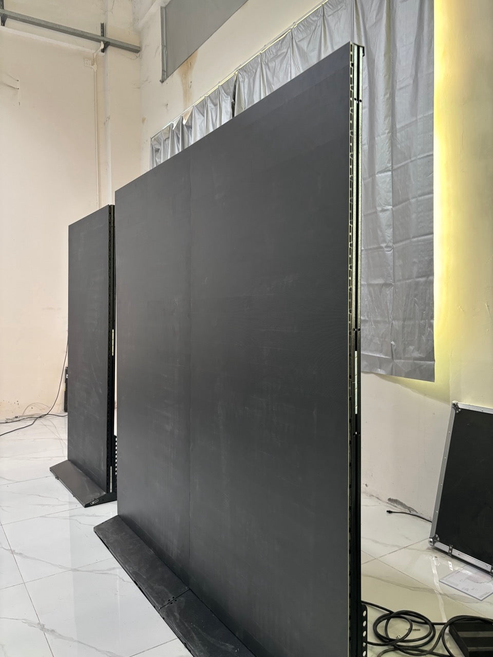 EP-RS Series Rollable LED Poster Display | 1000×2000mm | P2.6 / P1.95 / P1.56 / P1.25 | Lightweight, Flexible & Portable | Floor-standing with Detachable Frame