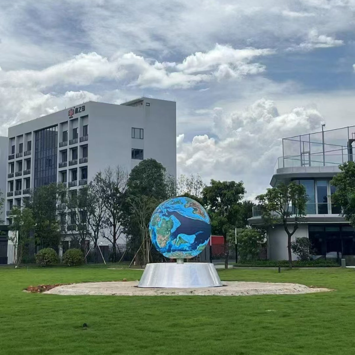 Outdoor LED Sphere Display – Dia. 150cm (5.0ft) | P5 | Weatherproof 360° LED Ball Screen for Commercial Signage & Events
