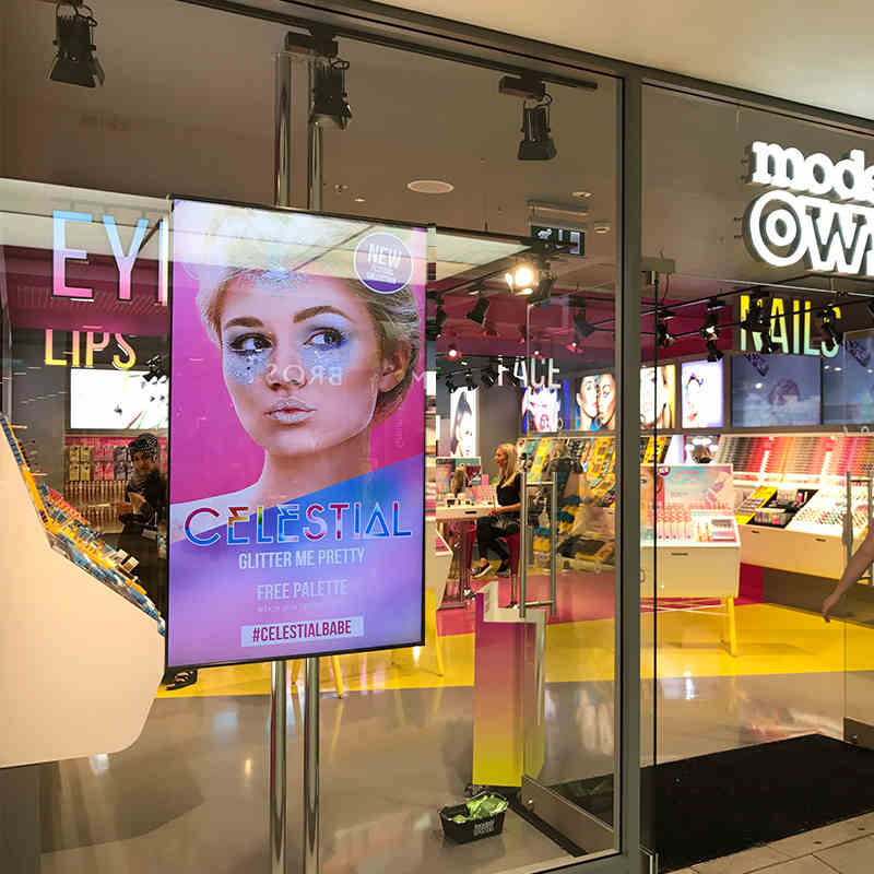 65" einseitiges 2500 Nits High Bright Window LCD-Posterdisplay, Android RK3568 2G+32G, ohne Touch, Cloud/APP/USB, Wandmontage/Bodenständer/Hängemontage