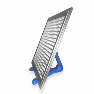 Panneau de luminothérapie LED rouge 50 W avec matériel de suspension et support triangulaire. Combinaison de lumière LED profonde 660 nm et proche infrarouge 850 nm pour la beauté de la peau et le soulagement des douleurs musculaires et articulaires.