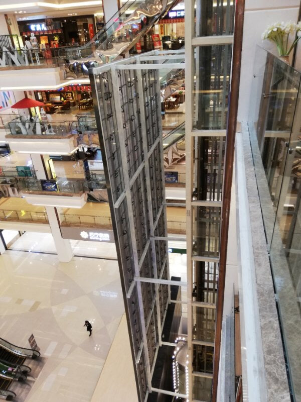 aClear Series P3.9/7,8 mm transparentes LED-Display 1500 Nits/4500 Nits in der Größe 1000 x 500 mm Aluminiumgehäuse für die Inneninstallation für Glas/Fenster