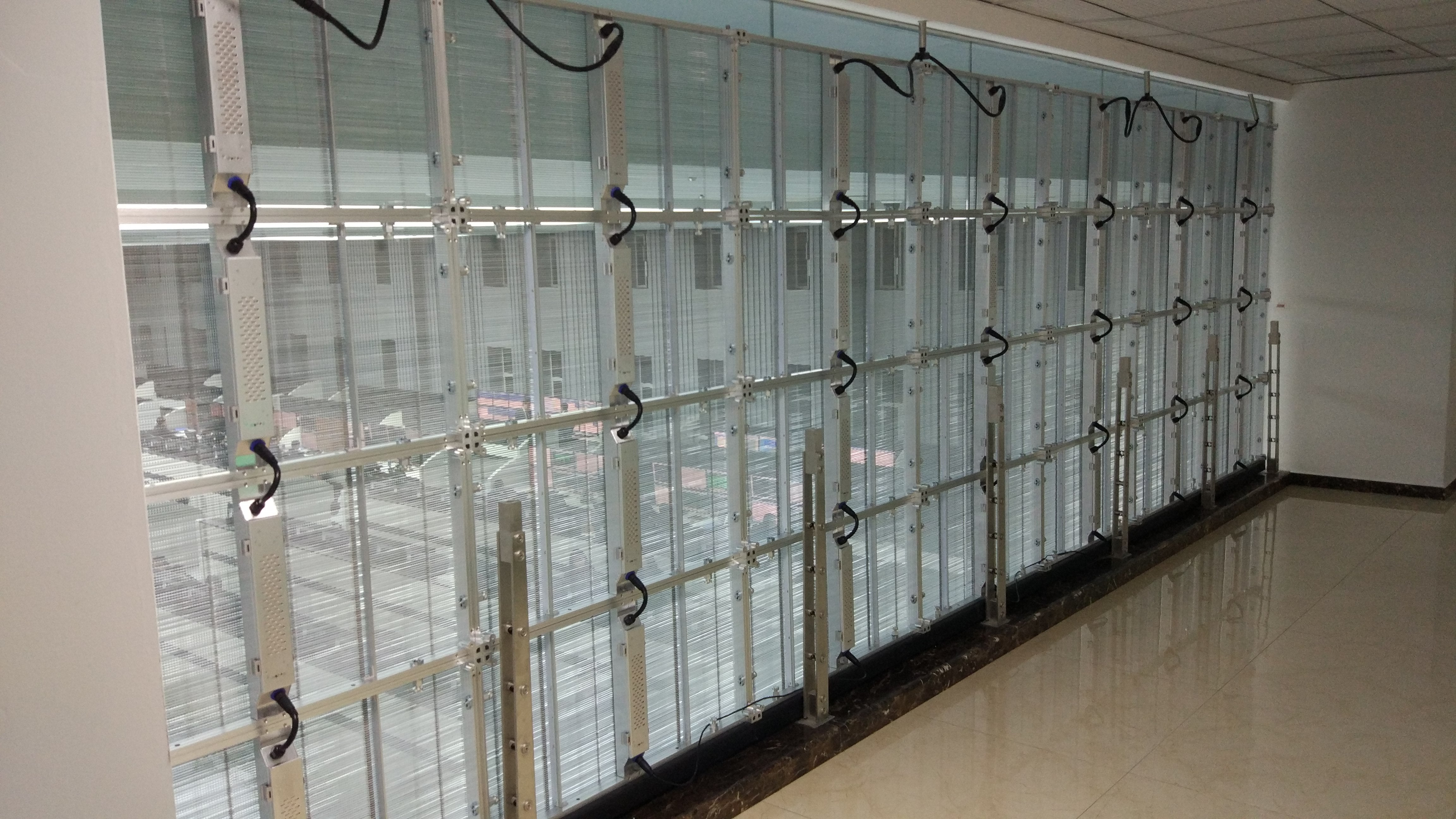 tClear-Serie, dreifach beweissicher, transparentes P3,9/7,8 mm LED-Display, 800 Nits/2500 Nits/4500 Nits, Größe 1000 x 500 mm, Aluminiumgehäuse für die Inneninstallation für Glas/Fenster