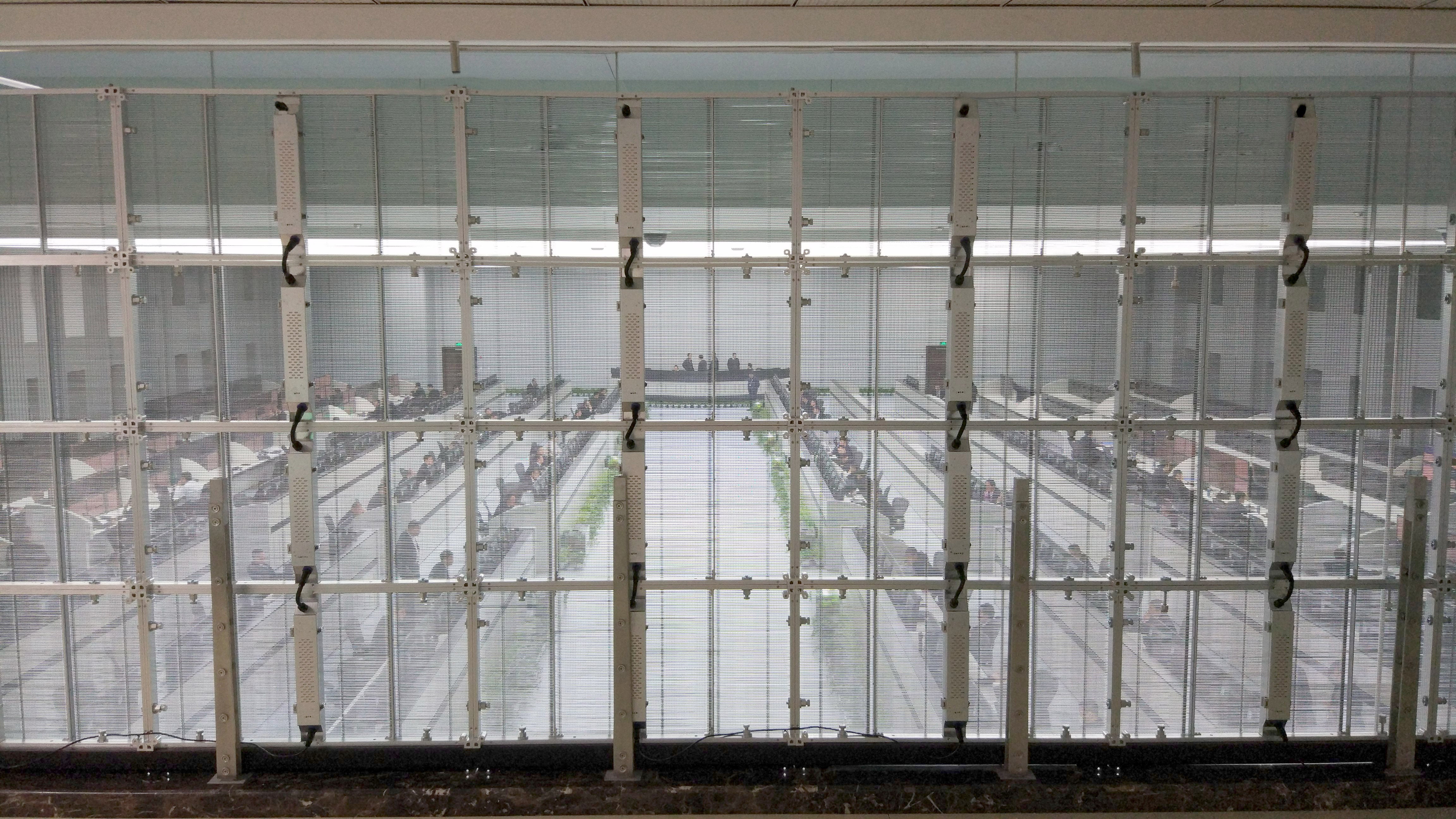 aClear Series P3.9/7,8 mm transparentes LED-Display 1500 Nits/4500 Nits in der Größe 1000 x 500 mm Aluminiumgehäuse für die Inneninstallation für Glas/Fenster