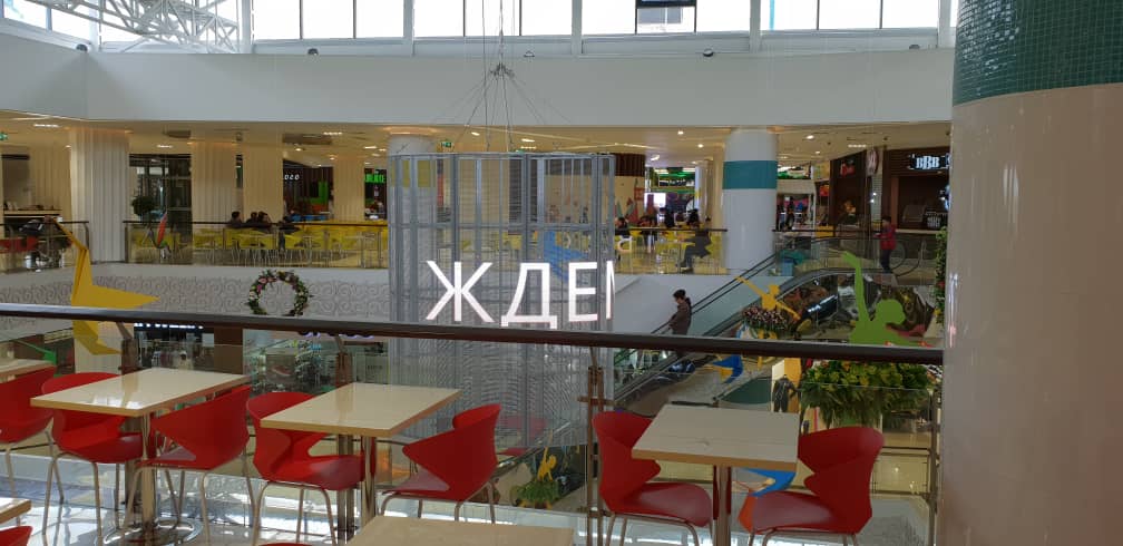 tClear-Serie, dreifach beweissicher, transparentes P3,9/7,8 mm LED-Display, 800 Nits/2500 Nits/4500 Nits, Größe 1000 x 500 mm, Aluminiumgehäuse für die Inneninstallation für Glas/Fenster