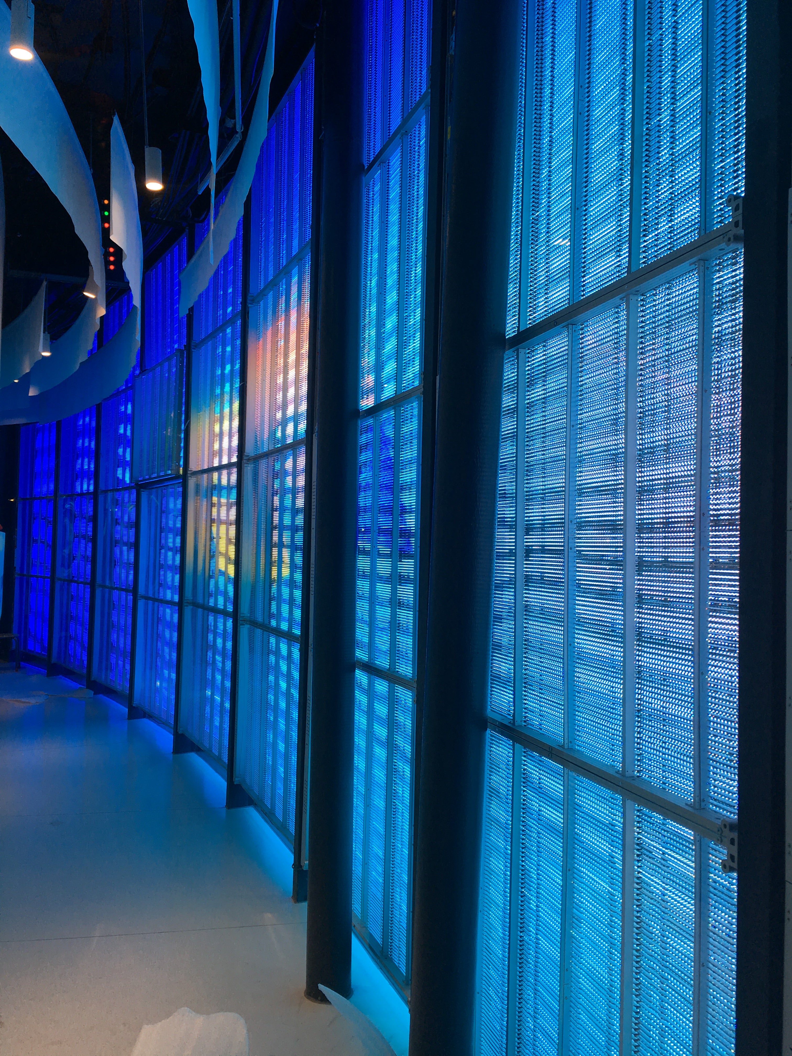 aClear Series P3.9/7,8 mm transparentes LED-Display 1500 Nits/4500 Nits in der Größe 1000 x 500 mm Aluminiumgehäuse für die Inneninstallation für Glas/Fenster