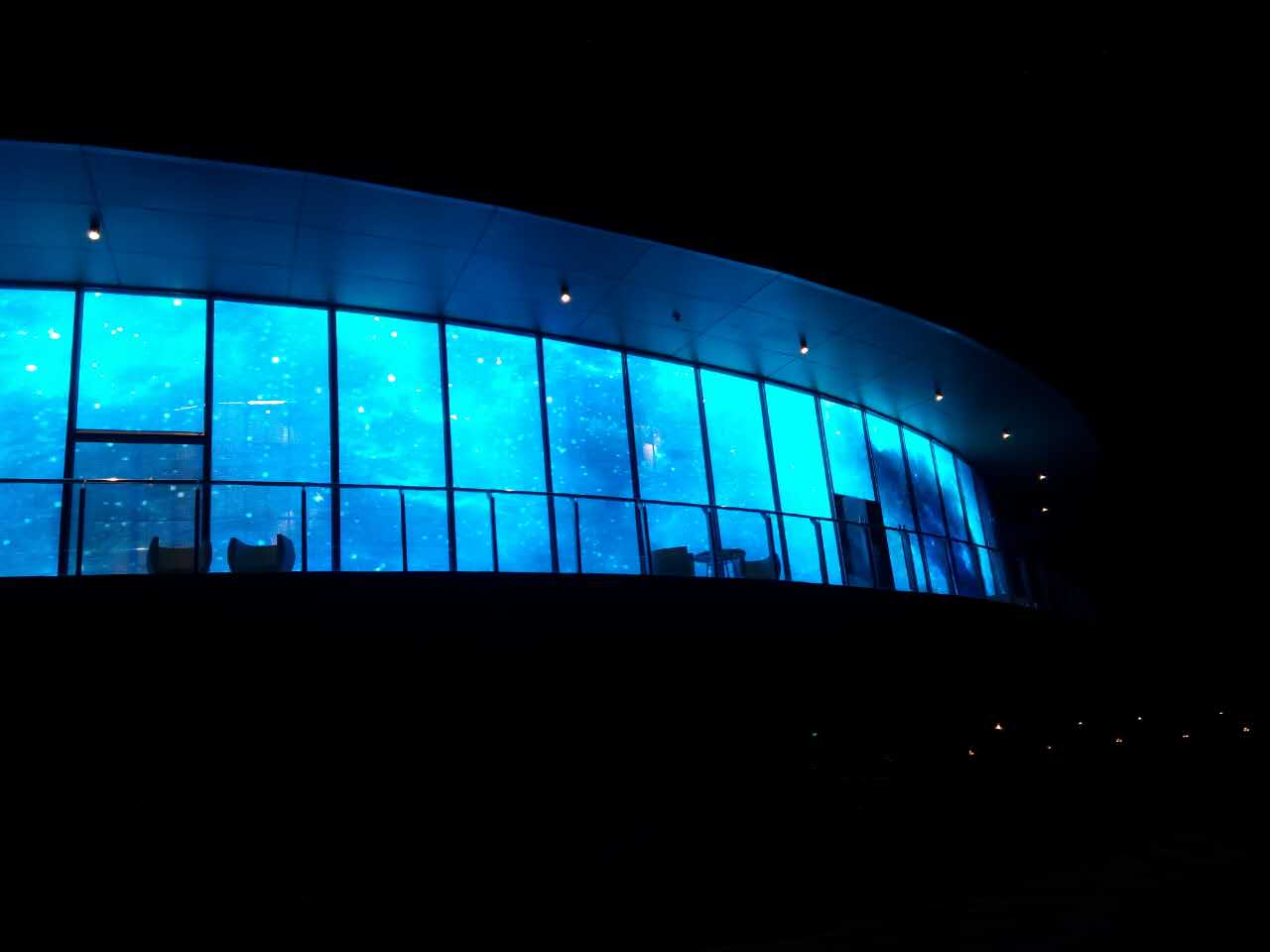 aClear Series P3.9/7,8 mm transparentes LED-Display 1500 Nits/4500 Nits in der Größe 1000 x 500 mm Aluminiumgehäuse für die Inneninstallation für Glas/Fenster