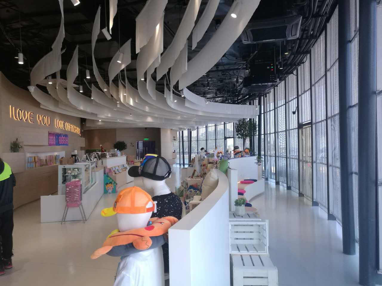 aClear Series P3.9/7,8 mm transparentes LED-Display 1500 Nits/4500 Nits in der Größe 1000 x 500 mm Aluminiumgehäuse für die Inneninstallation für Glas/Fenster