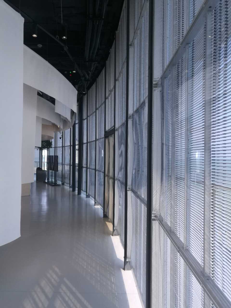 aClear Series P3.9/7,8 mm transparentes LED-Display 1500 Nits/4500 Nits in der Größe 1000 x 500 mm Aluminiumgehäuse für die Inneninstallation für Glas/Fenster