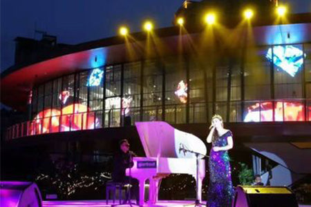 aClear Series P3.9/7,8 mm transparentes LED-Display 1500 Nits/4500 Nits in der Größe 1000 x 500 mm Aluminiumgehäuse für die Inneninstallation für Glas/Fenster