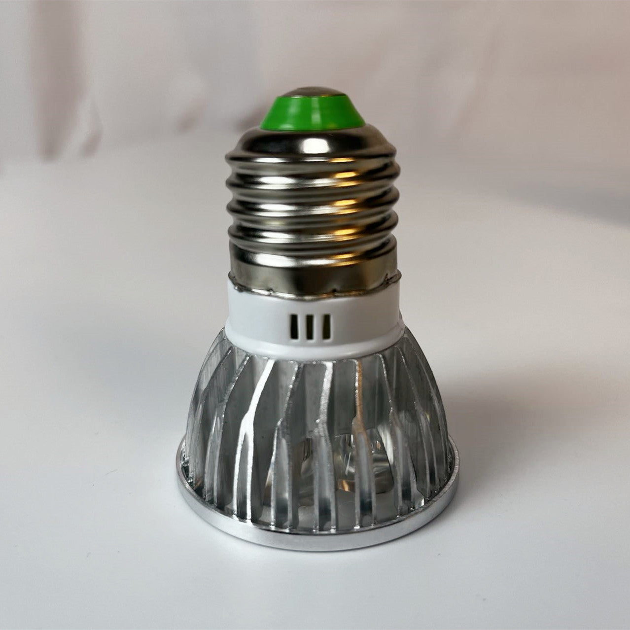 Lot de 4 ampoules LED 3 W (3 x 1 W) 120 V/220 V AC, culot à vis E27, boîtier en aluminium, angle de faisceau de 30 °