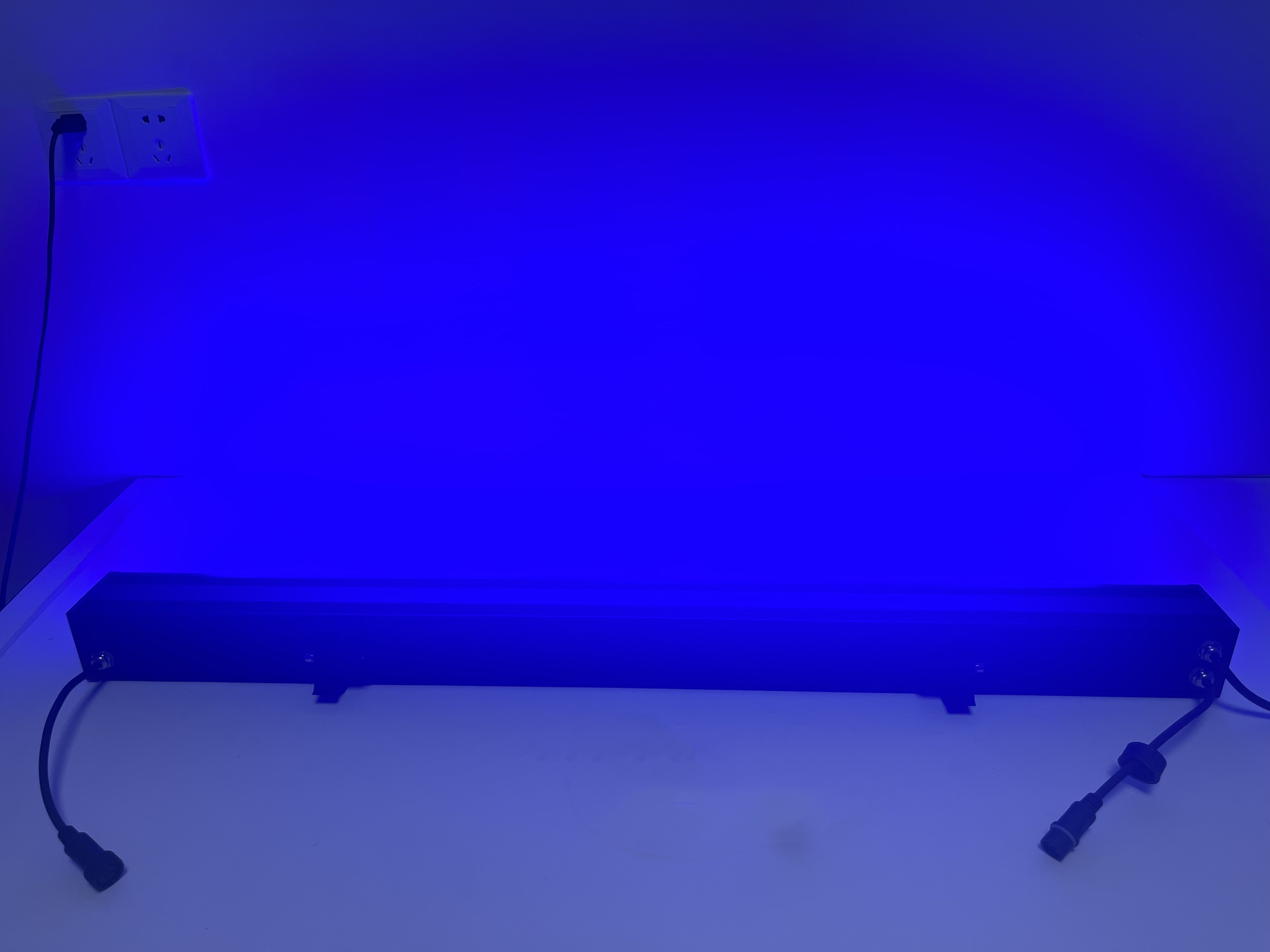 36 Watt RGB Linear LED Wall Washer, 110–265 V AC, Flutlicht, Standalone-Betrieb, DMX 512-steuerbar und Master/Slave-fähig, IP65 wasserdicht für den Außenbereich