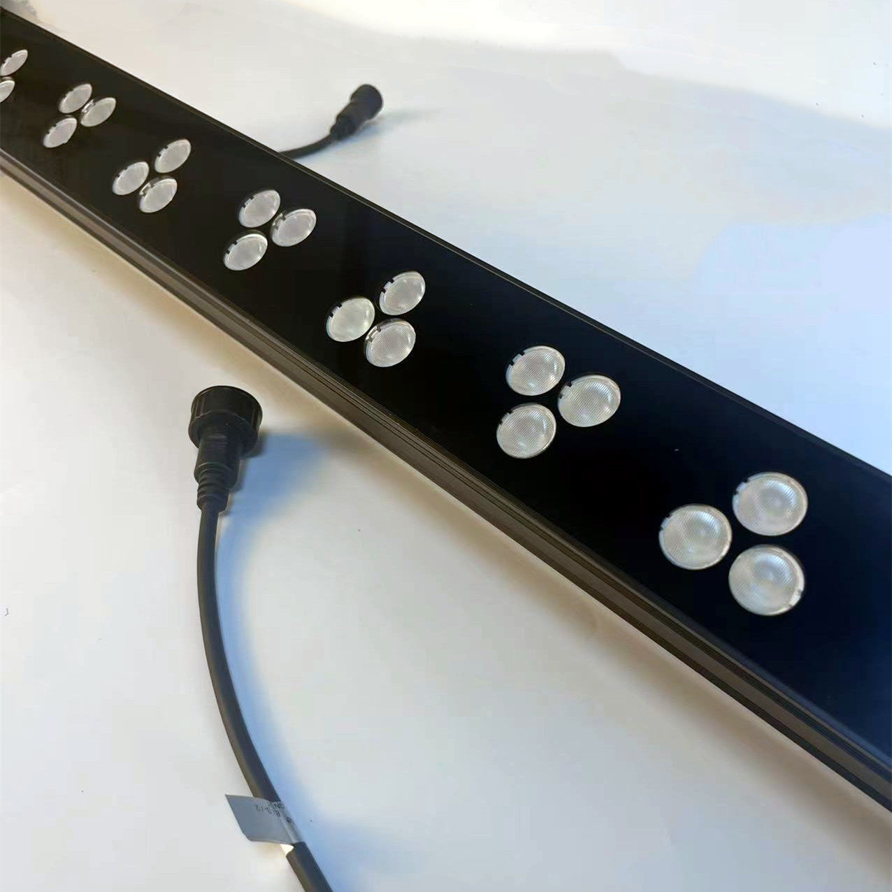 36 Watt RGB Linear LED Wall Washer, 110–265 V AC, Flutlicht, Standalone-Betrieb, DMX 512-steuerbar und Master/Slave-fähig, IP65 wasserdicht für den Außenbereich