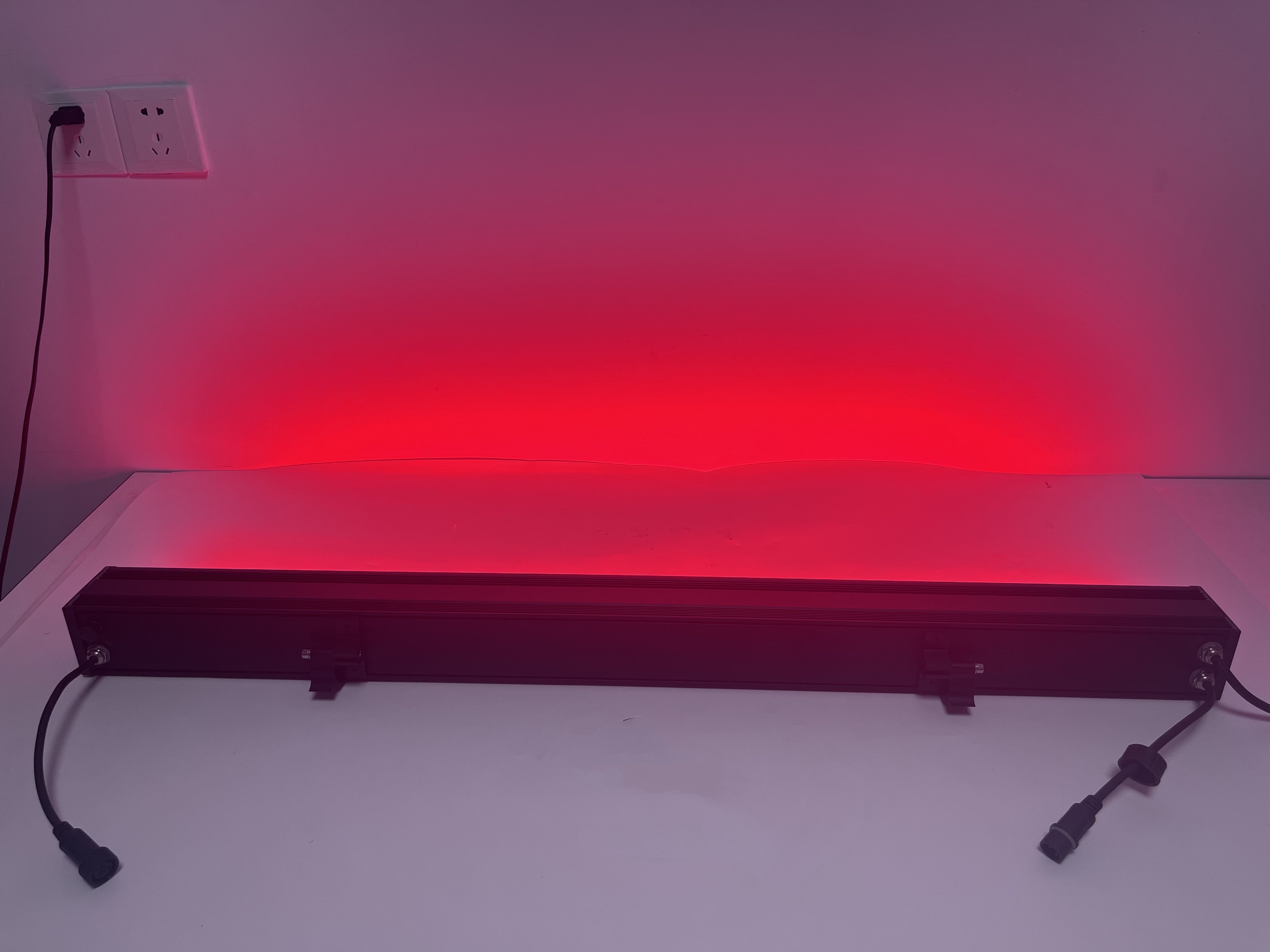 36Watt RGB Linear LED Wall Washer 110-265V AC Flood Light Standalone Operating, DMX 512 Controllable and Master/Slave Workable, IP65 Waterproof for Outdoor Use