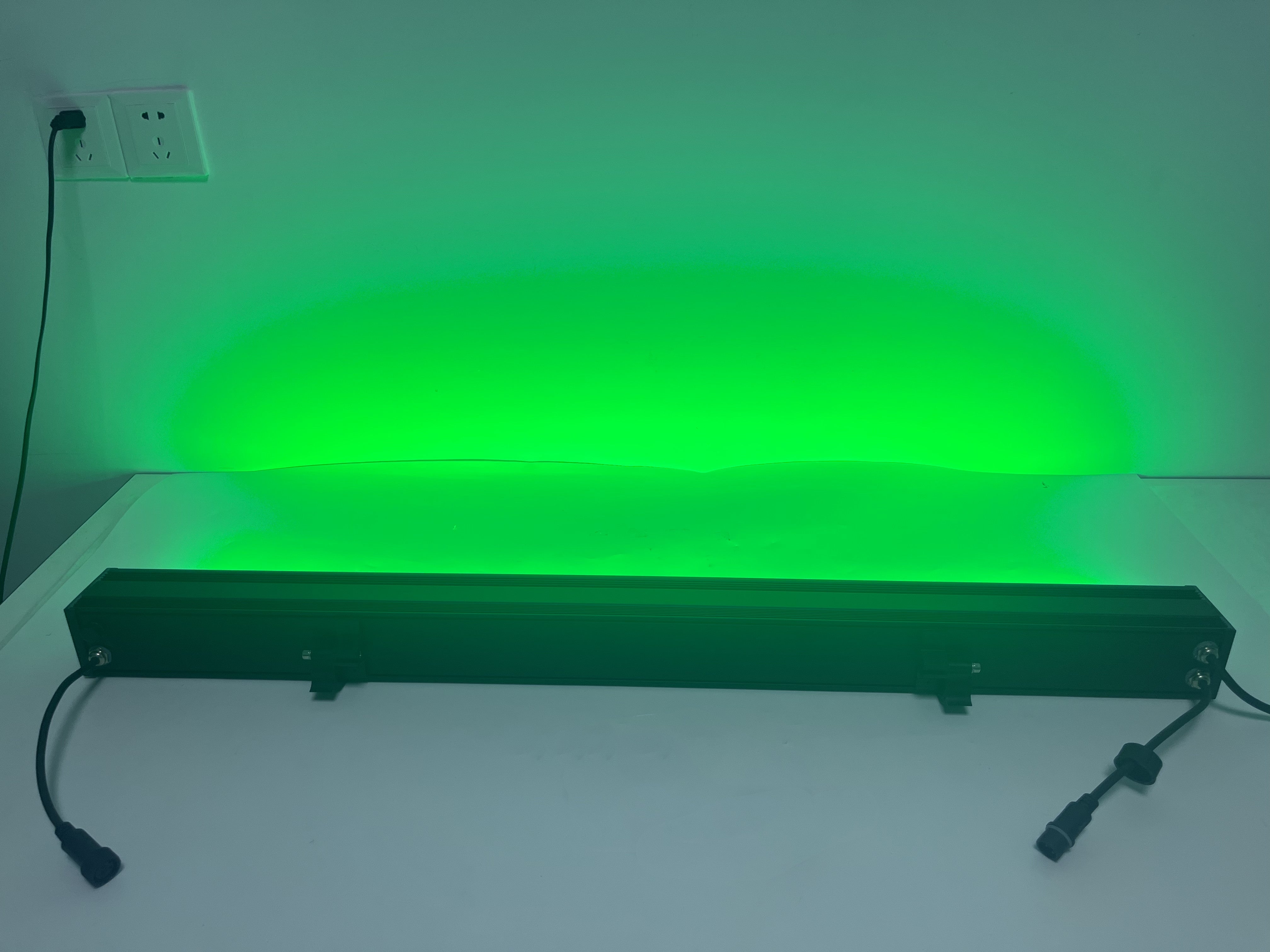 36 Watt RGB Linear LED Wall Washer, 110–265 V AC, Flutlicht, Standalone-Betrieb, DMX 512-steuerbar und Master/Slave-fähig, IP65 wasserdicht für den Außenbereich