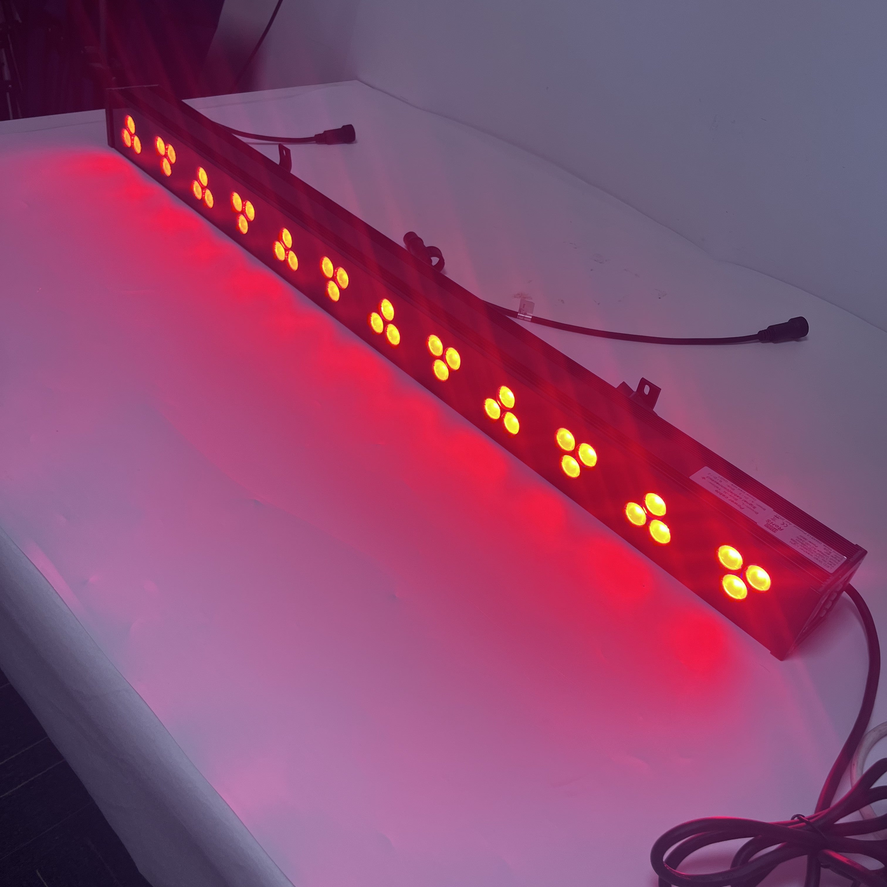 36 Watt RGB Linear LED Wall Washer, 110–265 V AC, Flutlicht, Standalone-Betrieb, DMX 512-steuerbar und Master/Slave-fähig, IP65 wasserdicht für den Außenbereich