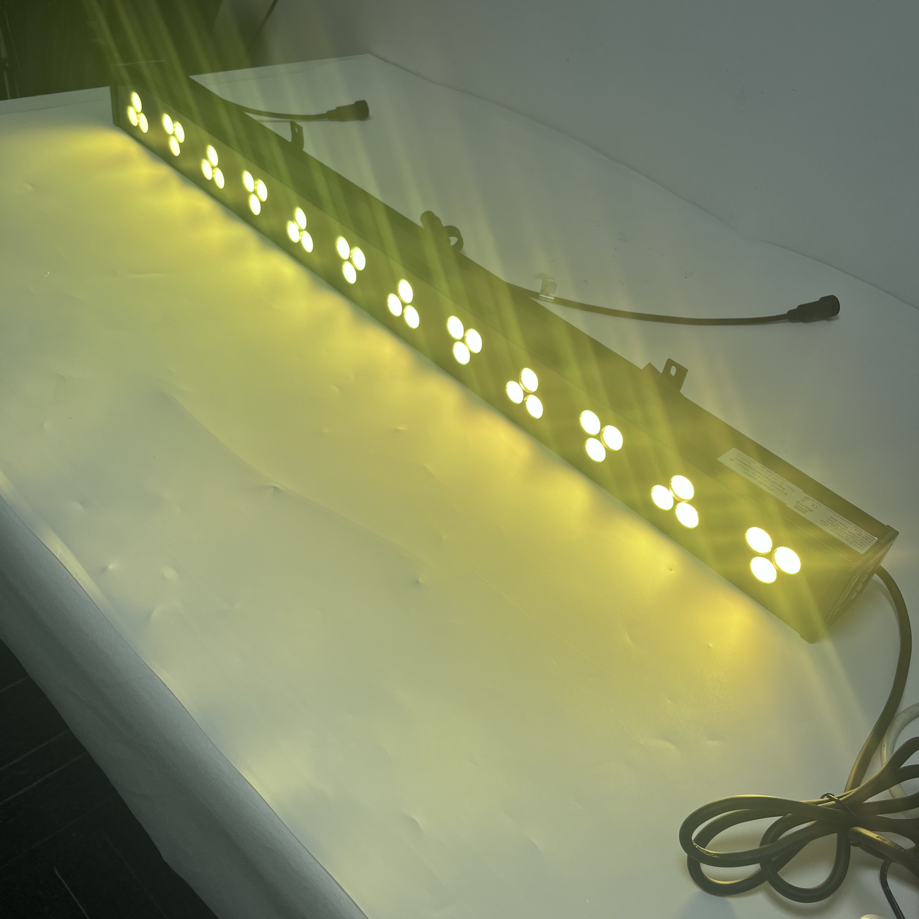 36 Watt RGB Linear LED Wall Washer, 110–265 V AC, Flutlicht, Standalone-Betrieb, DMX 512-steuerbar und Master/Slave-fähig, IP65 wasserdicht für den Außenbereich