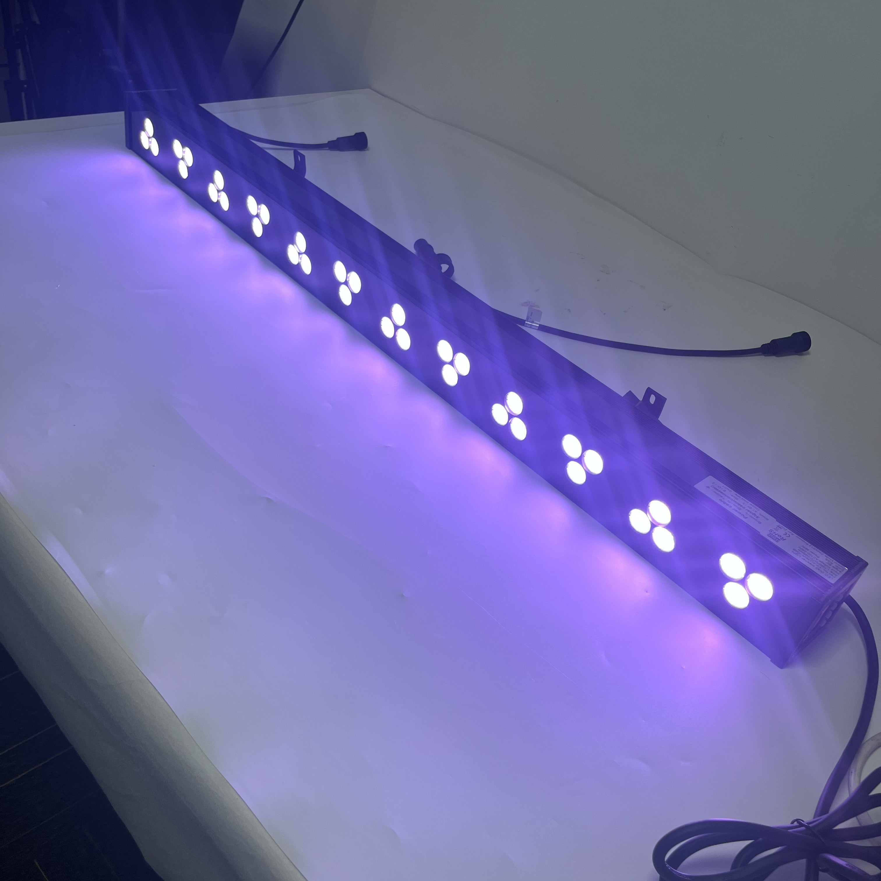 36Watt RGB Linear LED Wall Washer 110-265V AC Flood Light Standalone Operating, DMX 512 Controllable and Master/Slave Workable, IP65 Waterproof for Outdoor Use