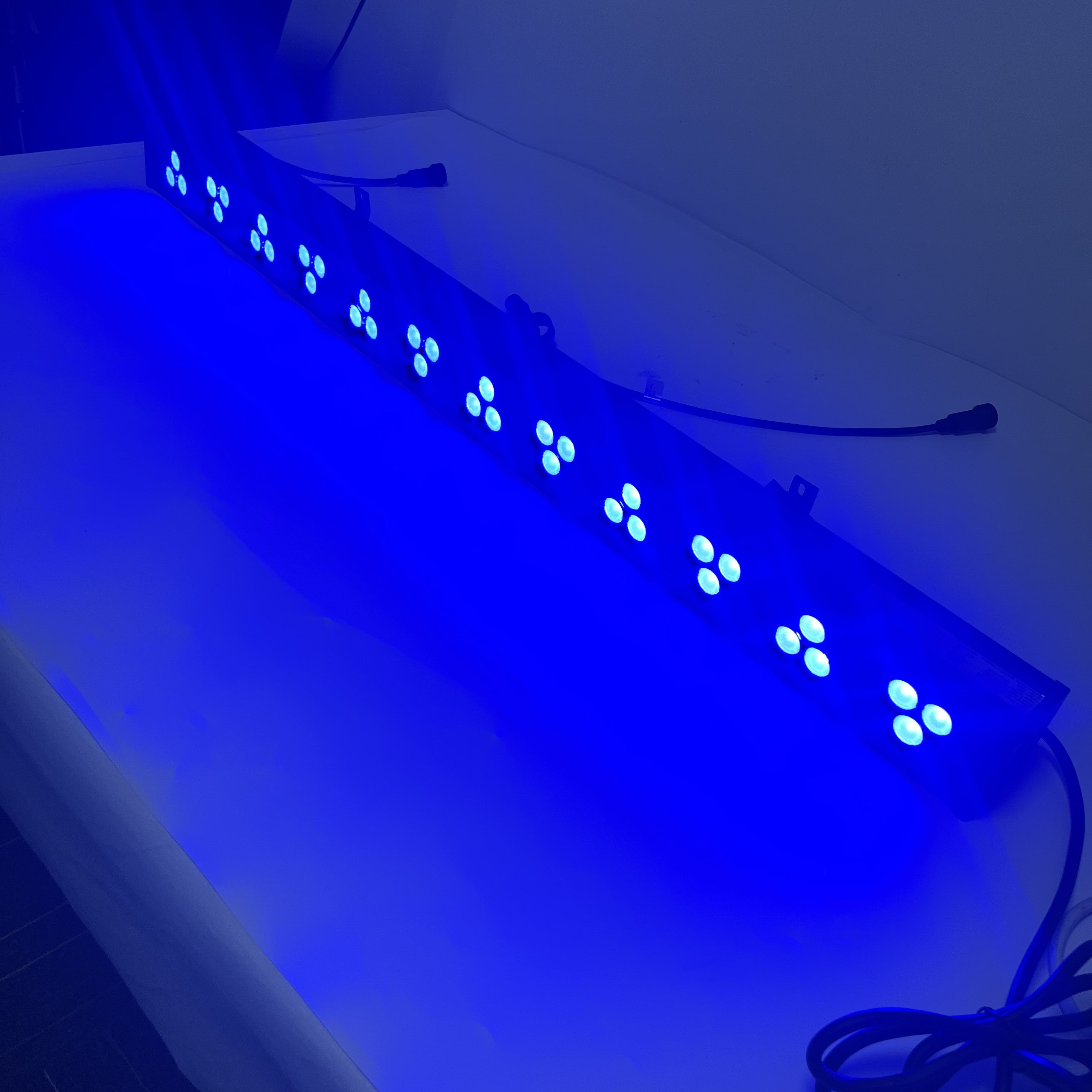 36Watt RGB Linear LED Wall Washer 110-265V AC Flood Light Standalone Operating, DMX 512 Controllable and Master/Slave Workable, IP65 Waterproof for Outdoor Use