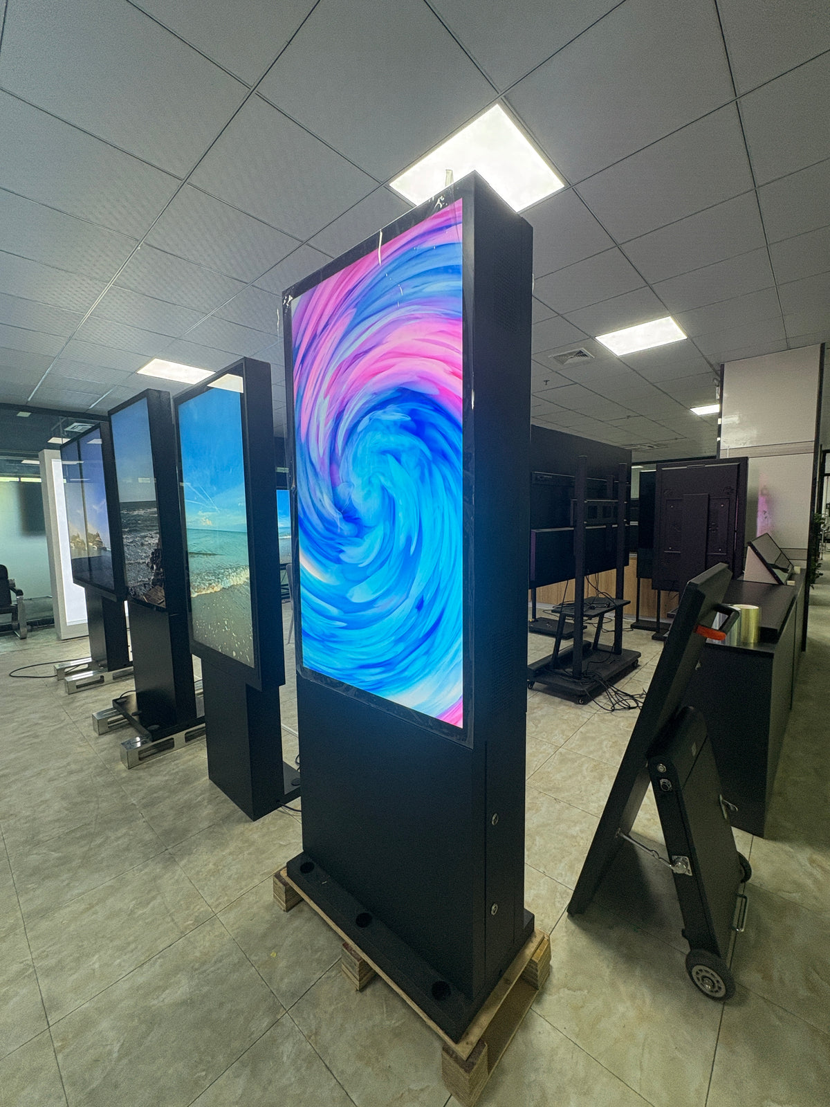 Outdoor Dual-Sided LCD Digital Signage – Back-to-Back Floor-Standing Display, 2500 Nits, IP66 Waterproof, Full Optical Bonding, 43"/55"/65"