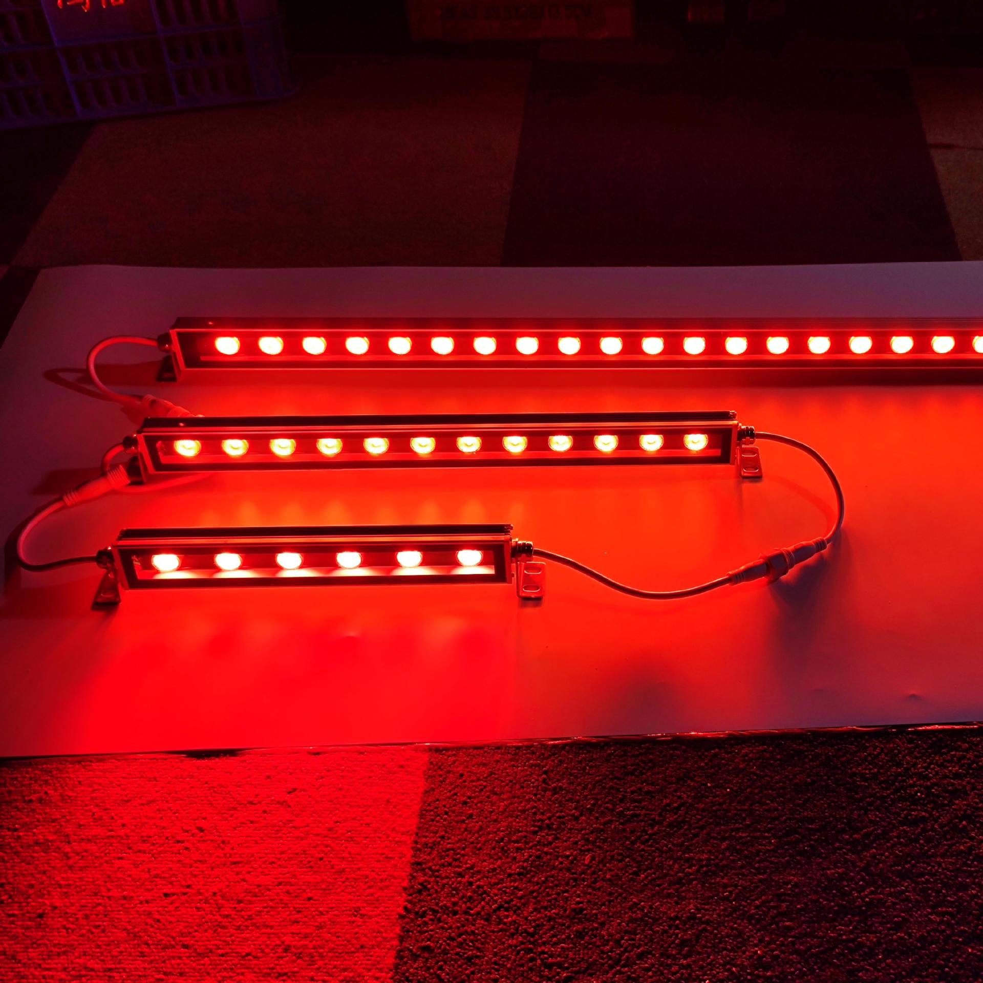 12 Zoll langes RGBW SMD5050 18 W 24 V LED-Wandfluterlicht, gehärtete Glasabdeckung, wasserdicht nach IP67, energiesparendes lineares LED-Streifenlicht für Brücken, Hotels, Mega-Bars, Weihnachtswerbetafeln, Plakatwände, gewerbliche Gebäudebeleuchtung