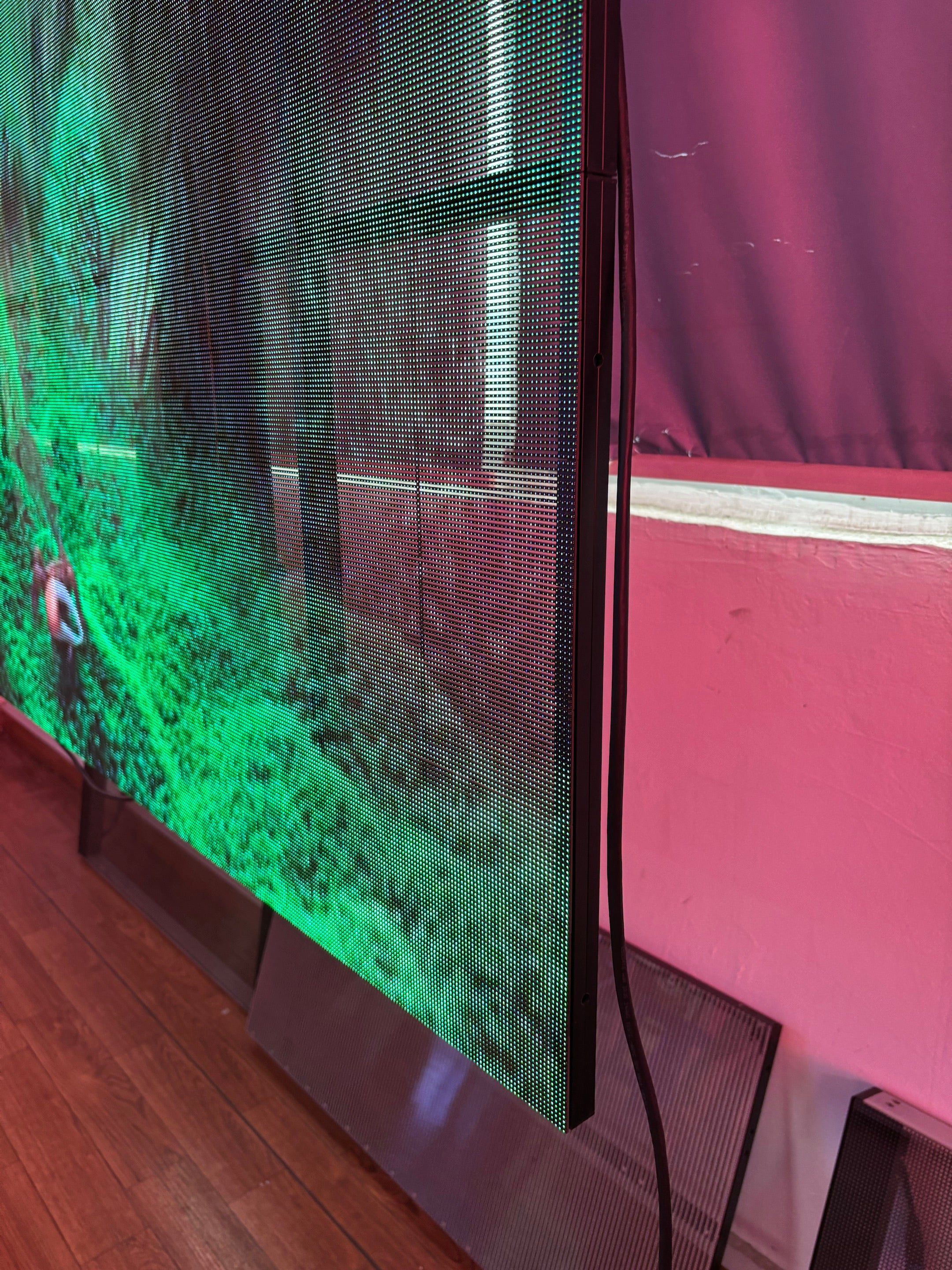 aClear Series P3.9/7,8 mm transparentes LED-Display 1500 Nits/4500 Nits in der Größe 1000 x 500 mm Aluminiumgehäuse für die Inneninstallation für Glas/Fenster